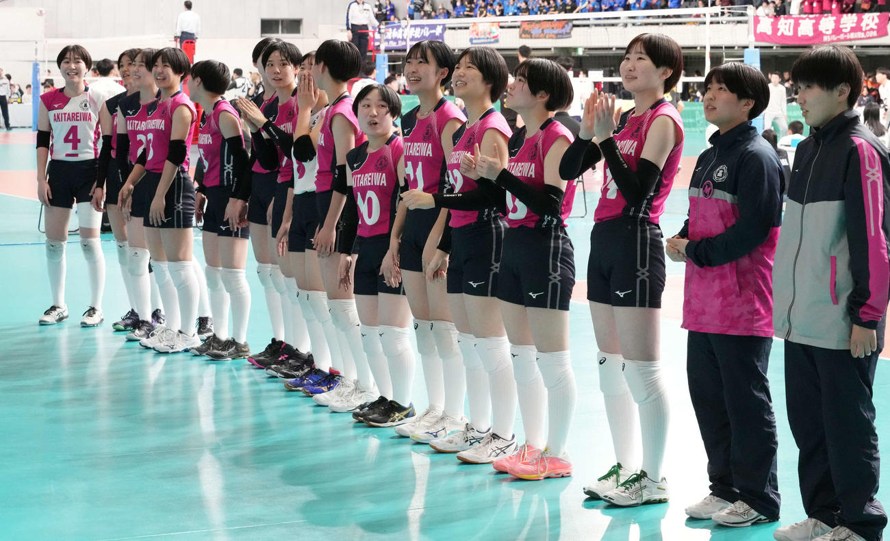 1回戦に勝利し応援席にあいさつする秋田令和