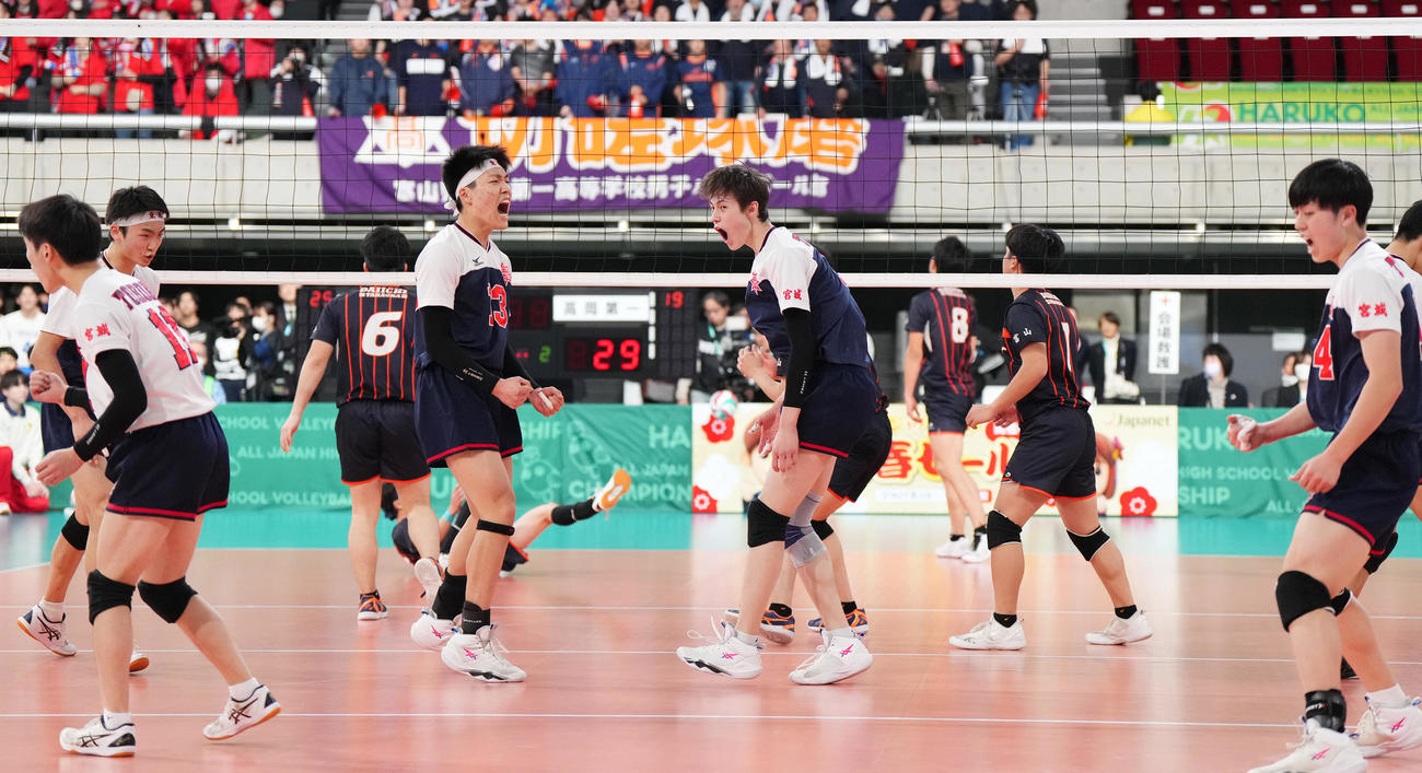 高岡第一を破り、歓喜する東北