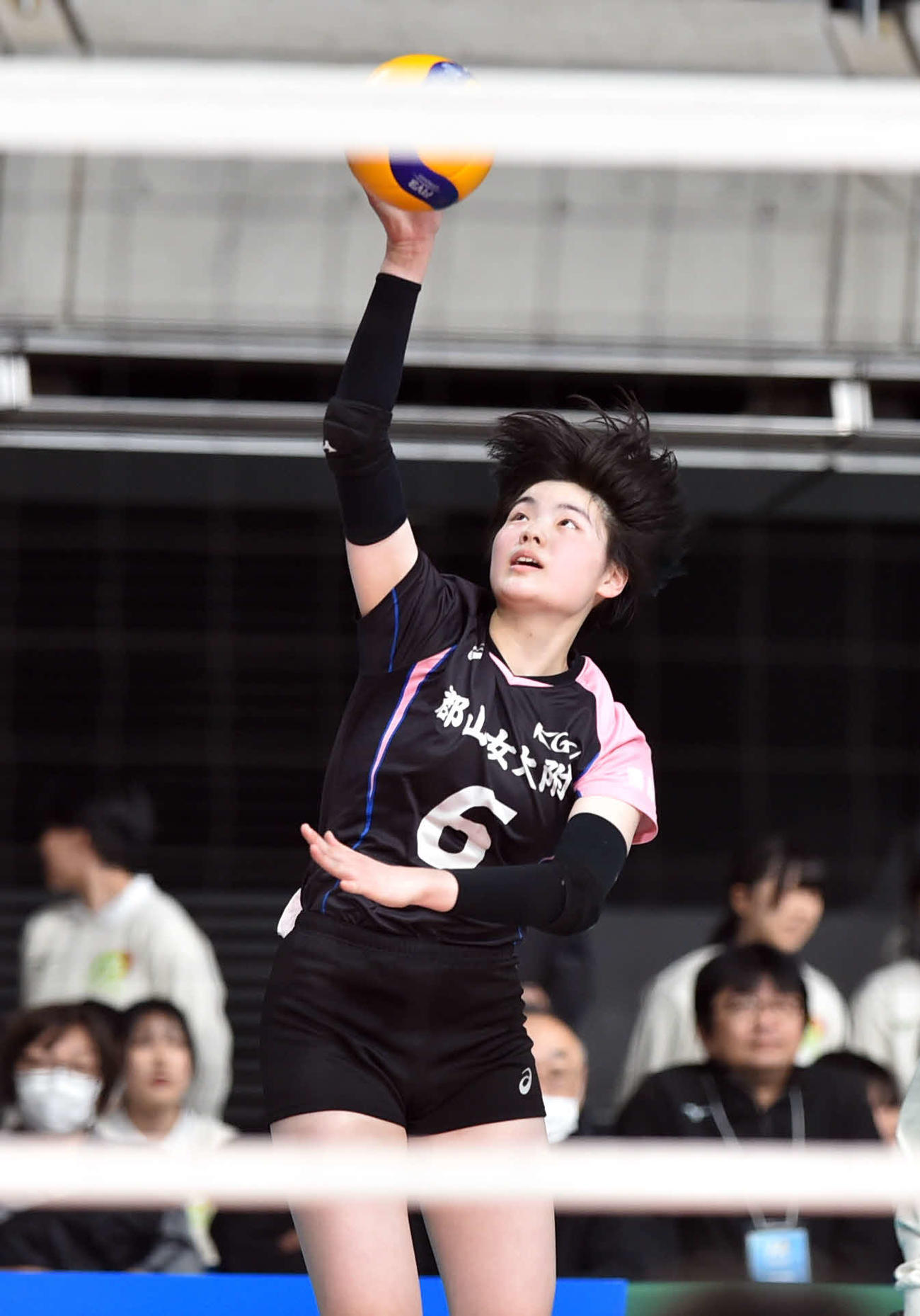 第3S、サーブを打つ佐藤にじ