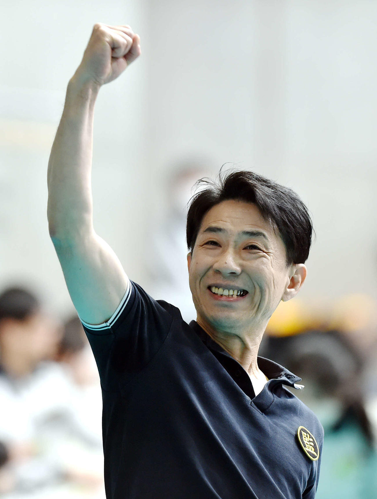 5大会ぶりの初戦突破にガッツポーズする佐藤監督