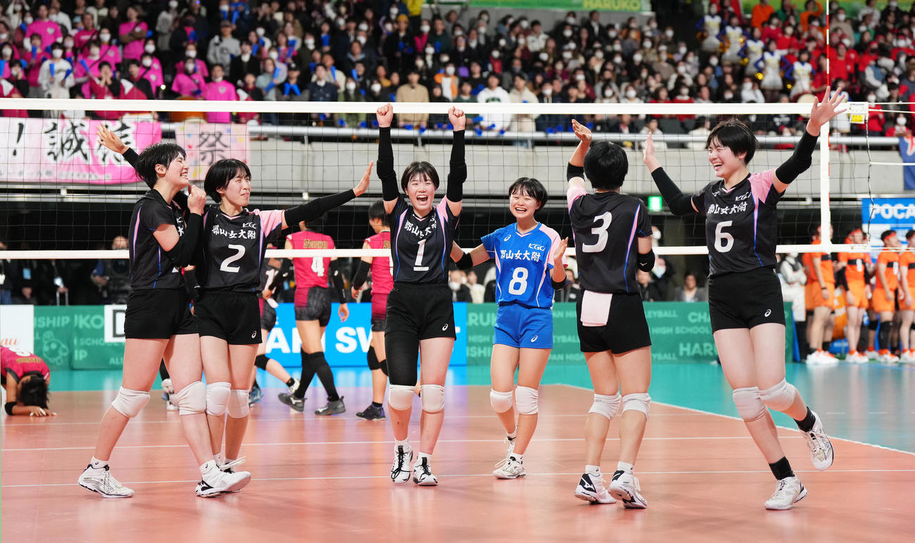 1回戦で誠信を破り、喜ぶ郡山女大付の選手たち（撮影・菅敏）