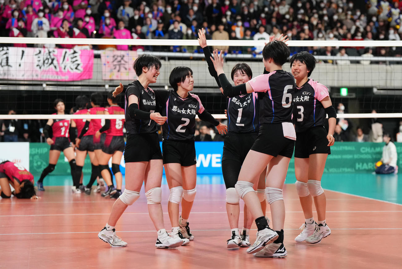 1回戦で誠信を破り、喜ぶ郡山女大付の選手たち（撮影・菅敏）