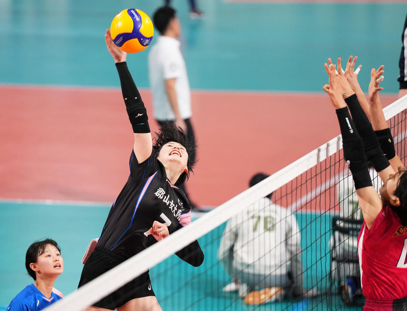 郡山女大付対誠信　アタックをする郡山女大付・浅利（撮影・菅敏）