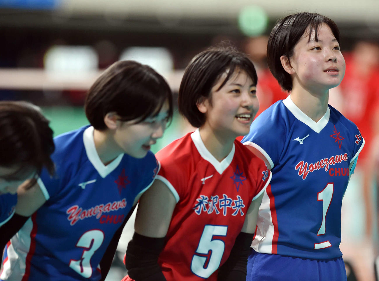 2大会ぶりに初戦突破を果たし、応援席にあいさつする亀井（右）