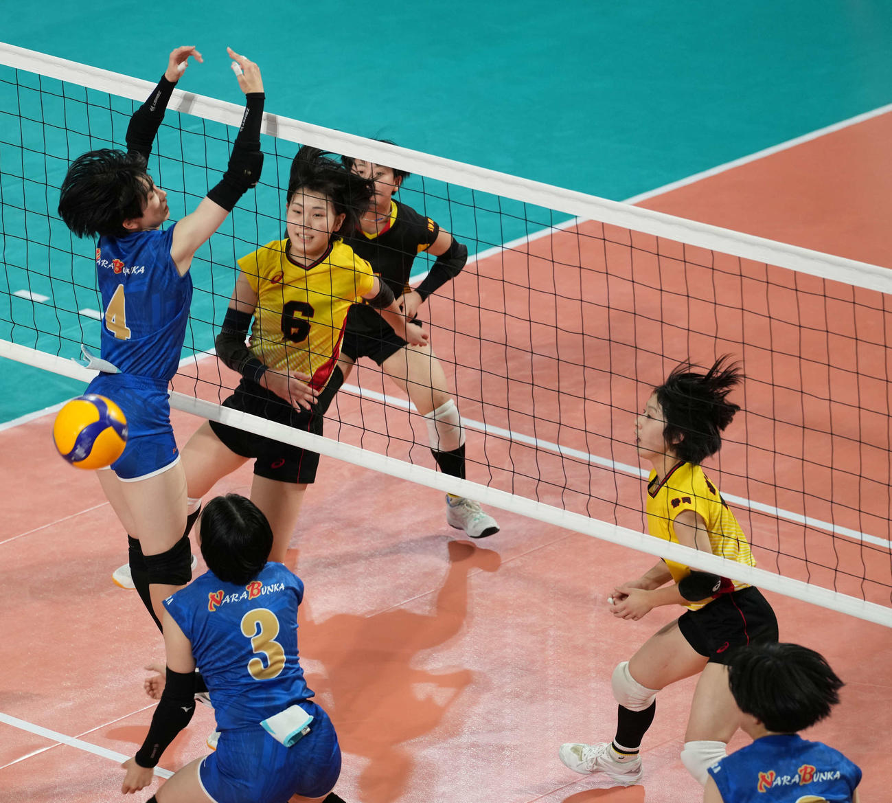 奈良文化対富士見　スパイクを放つ富士見・石川（撮影・小沢裕）