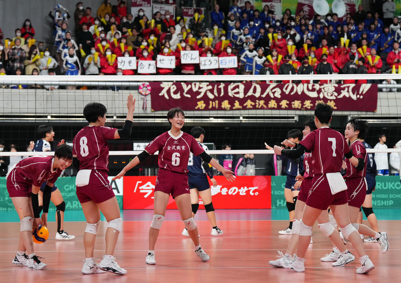 金沢商対今治精華　第2セット、「力を合わせてがんばろう石川」と掲げられたメッセージを前にポイントを奪い喜ぶ金沢商の選手たち（撮影・菅敏）