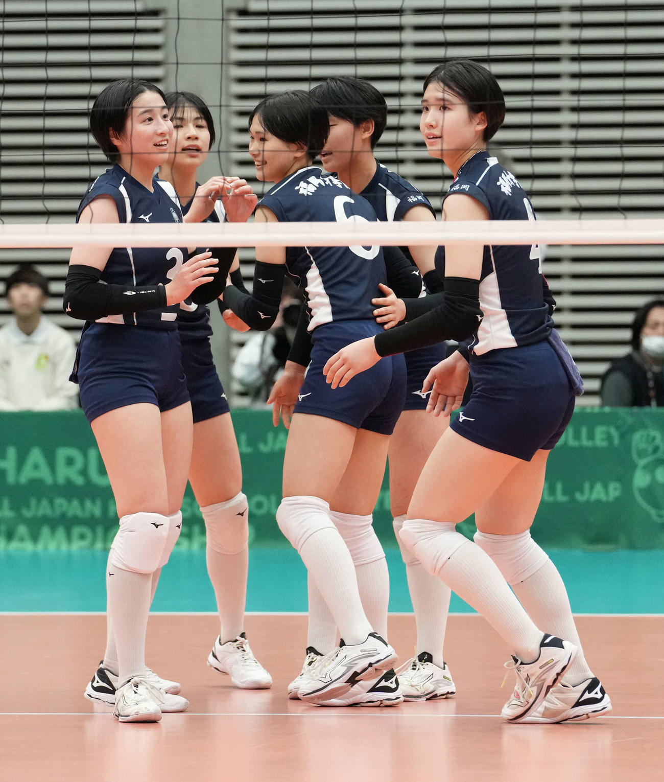 福岡女学院対氷上　ポイントを奪い喜び合う福岡女学院の選手たち（撮影・小沢裕）