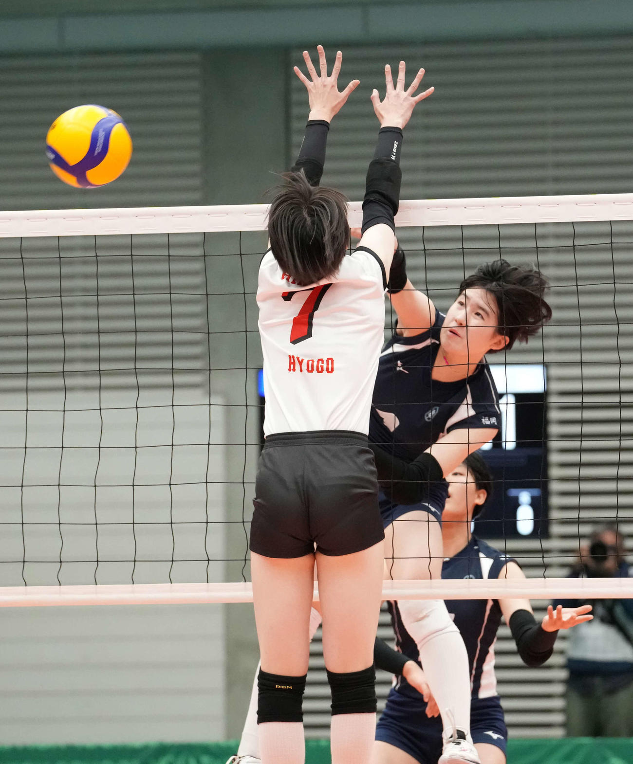福岡女学院対氷上　福岡女学院・若松（右）はスパイクを放つ（撮影・小沢裕）