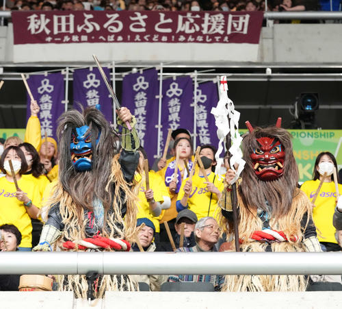 岡谷工対雄物川　雄物川応援席で気合いを入れるなまはげ（撮影・小沢裕）