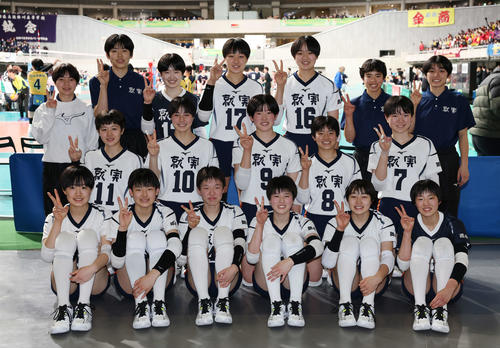 笑顔でピースをする就実の選手たち（撮影・宮地輝）