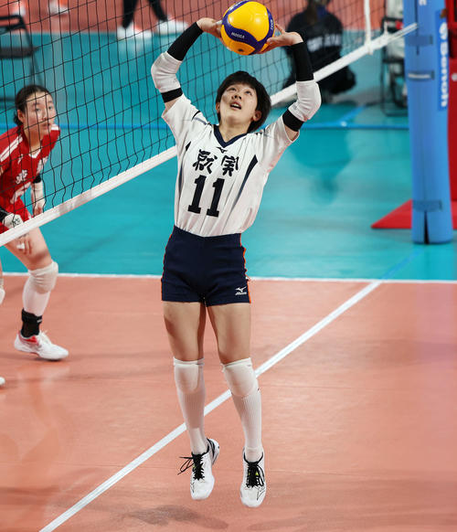 東九州龍谷対就実　トスを上げる就実・大森（撮影・宮地輝）