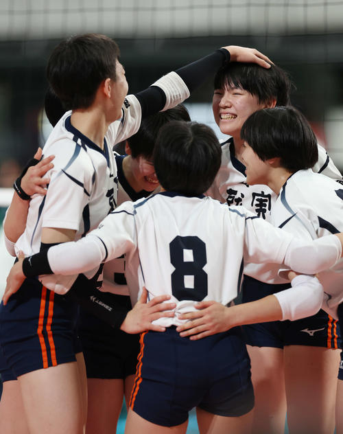 東九州龍谷対就実　得点を奪い、喜ぶ就実の選手たち（撮影・宮地輝）
