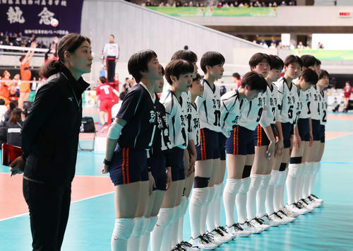東九州龍谷対就実　勝利し、あいさつする就実の選手たち（撮影・宮地輝）