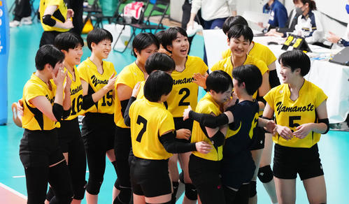 八王子実践に勝利し、歓喜する札幌山の手の選手たち（撮影・菅敏）