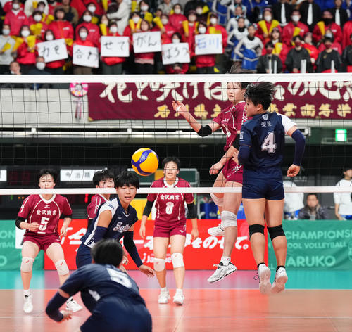 金沢商対今治精華　ポイントを奪う金沢商・小林千尋（右から2人目）。スタンドの応援席には「力を合わせてがんばろう石川」と掲げられた（撮影・菅敏）