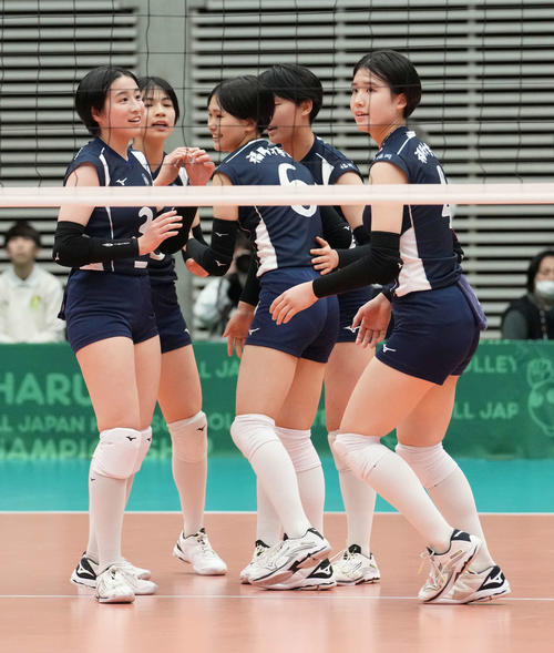 福岡女学院対氷上　ポイントを奪い喜び合う福岡女学院の選手たち（撮影・小沢裕）