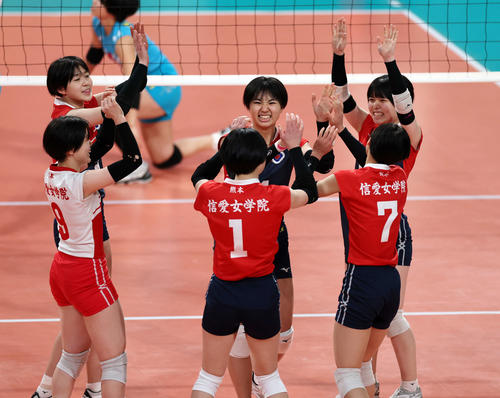 共栄学園対熊本信愛女　得点を奪い、喜ぶ熊本信愛女の選手たち（撮影・宮地輝）