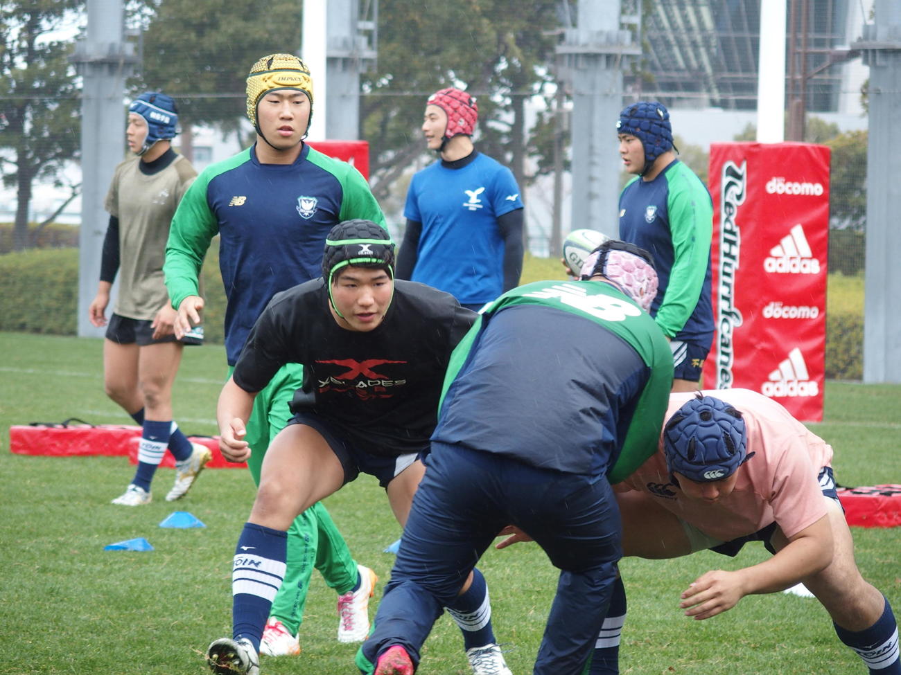 ４日、準決勝の前日練習でタックルする桐蔭学園NO8城央祐（中央、撮影・永田淳）