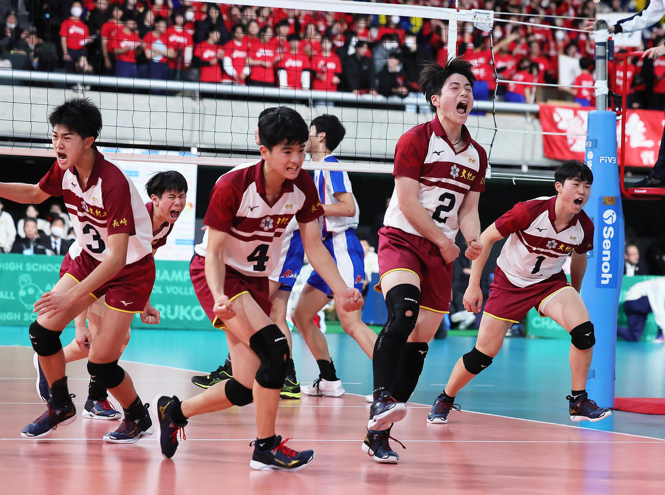 大村工対洛南　第3S、得点を奪い喜ぶ大村工の選手たち（撮影・足立雅史）