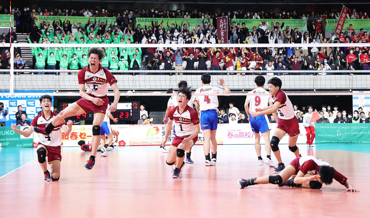 大村工対洛南　勝利し歓喜する大村工の選手（撮影・足立雅史）