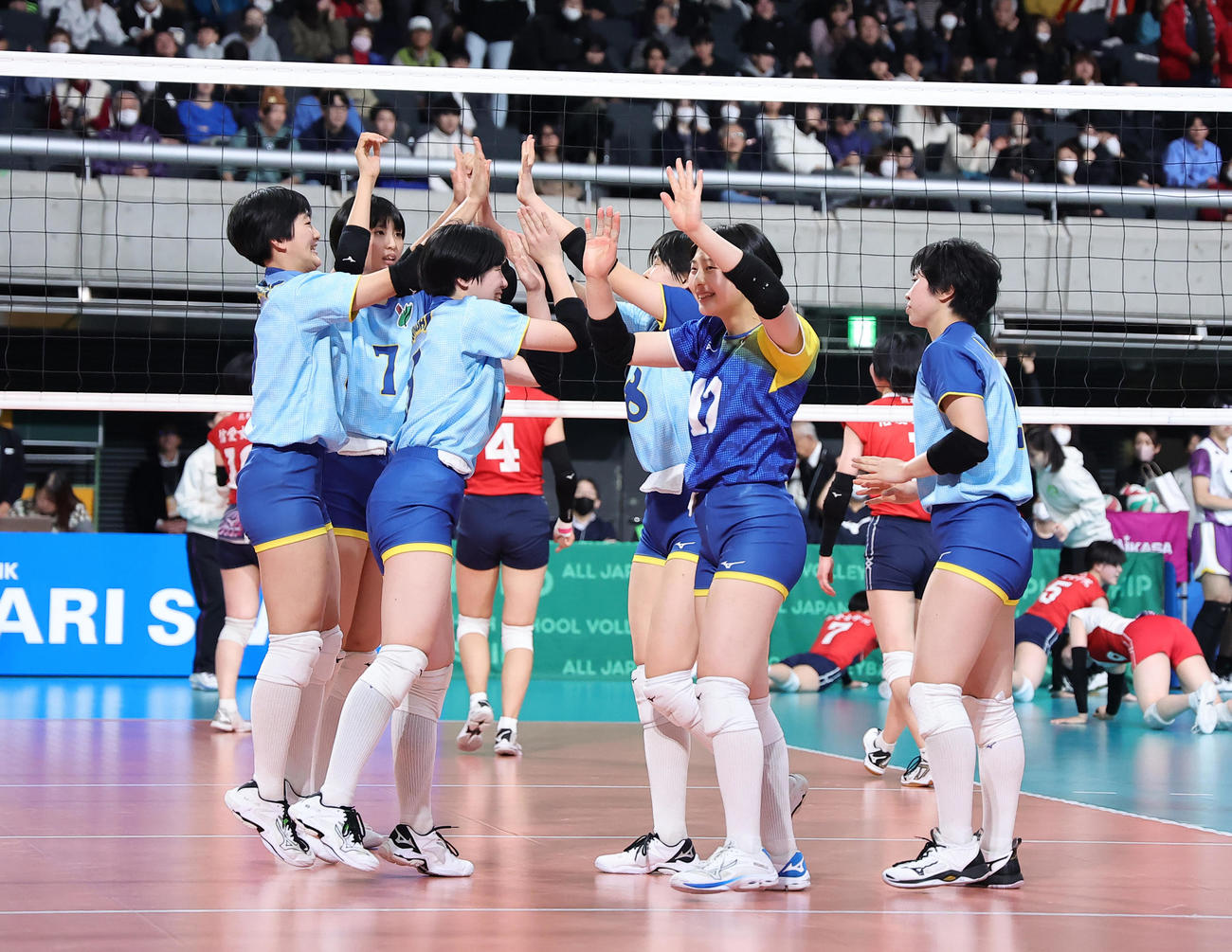 大阪国際滝井対熊本信愛女　勝利しタッチを交わす大阪国際滝井（撮影・足立雅史）