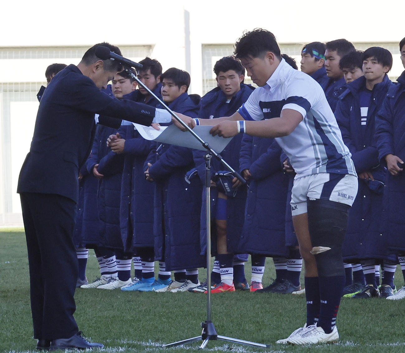 桐蔭学園対大阪桐蔭　3位表彰を受ける大阪桐蔭林田（撮影・藤尾明華）
