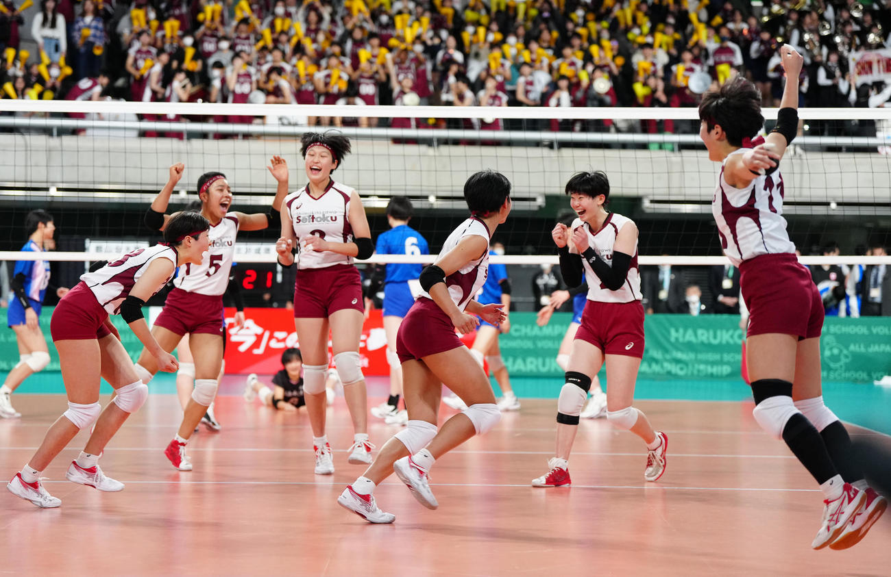 郡山女大付対下北沢成徳　第1セット、得点で喜ぶ下北沢成徳の選手たち（撮影・江口和貴）