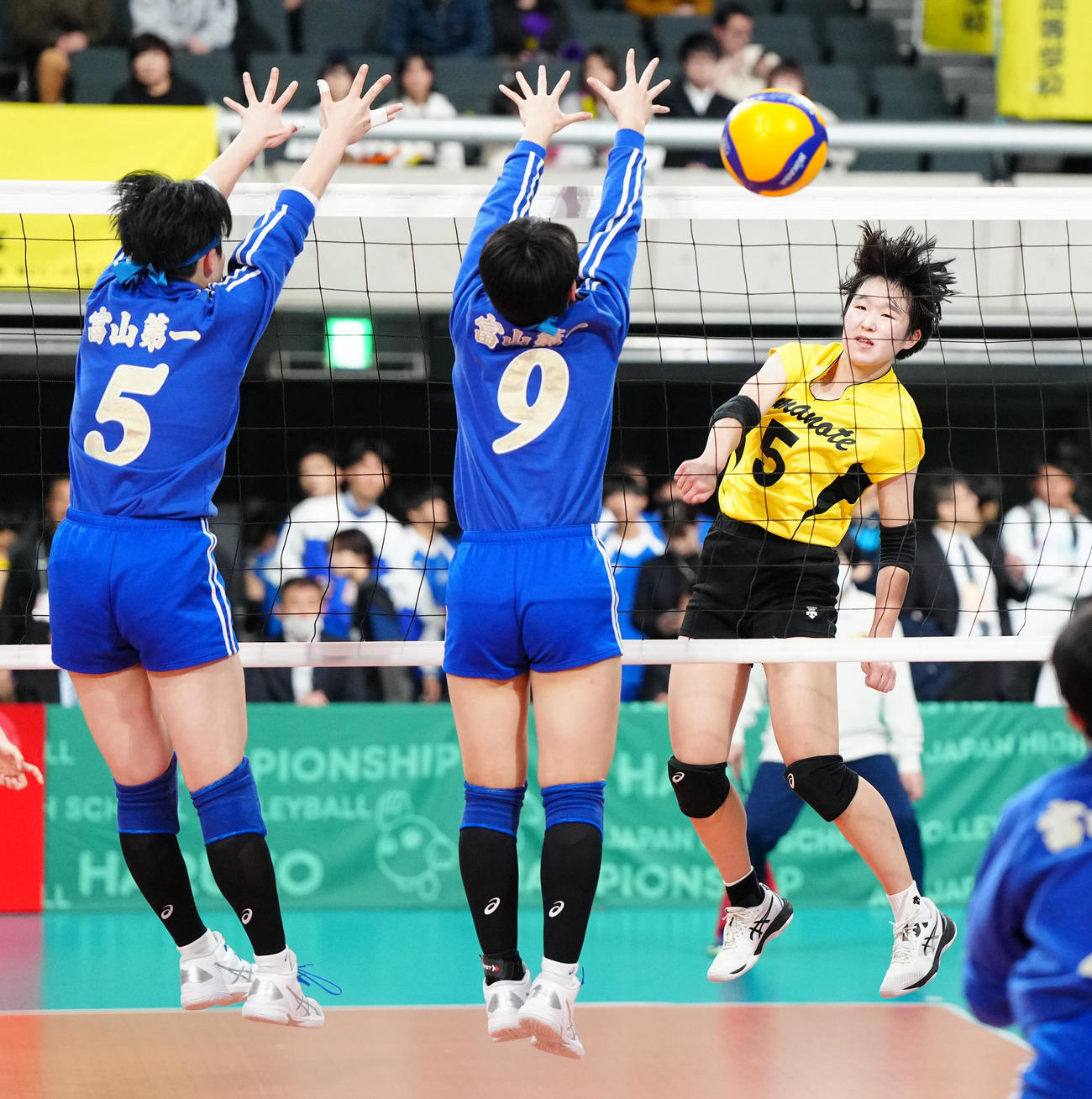 札幌山の手対富山第一　第1セット、スパイクを放つ札幌山の手・小松田（右）（撮影・江口和貴）