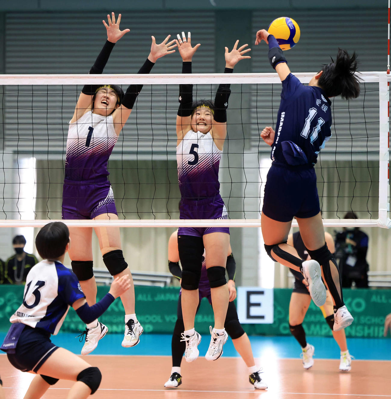 国学院栃木対今治精華　第2セット、ブロックで飛ぶ国学院栃木・増田（左）と星（中央）（撮影・浅見桂子）
