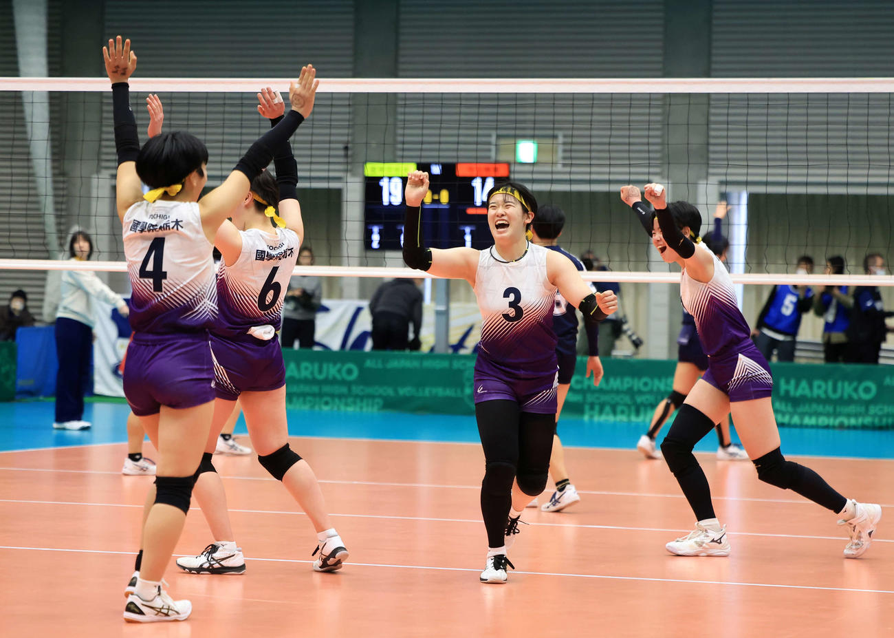 国学院栃木対今治精華　第1セット、ポイントを決め喜ぶ国学院栃木の選手たち（撮影・浅見桂子）