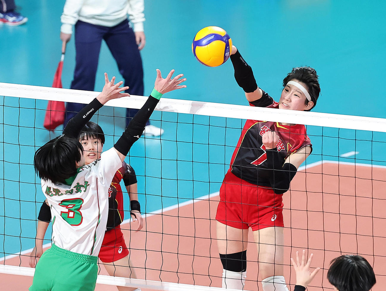習志野対鹿児島女　第3S、スパイクを放つ習志野・土岐（撮影・足立雅史）