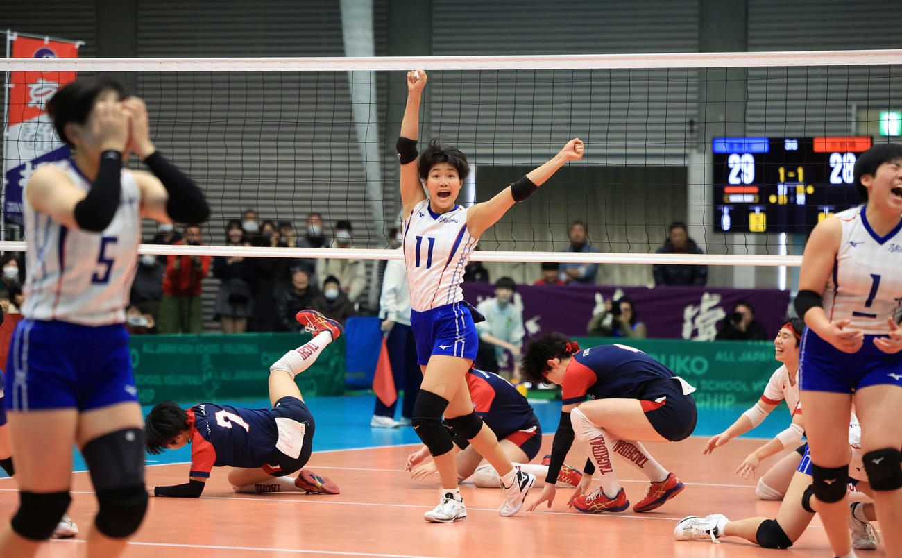 進徳女対京都橘　第3セット、大接戦を制し、ガッツポーズで喜ぶ山上（中央）ら進徳女の選手たち（撮影・浅見桂子）