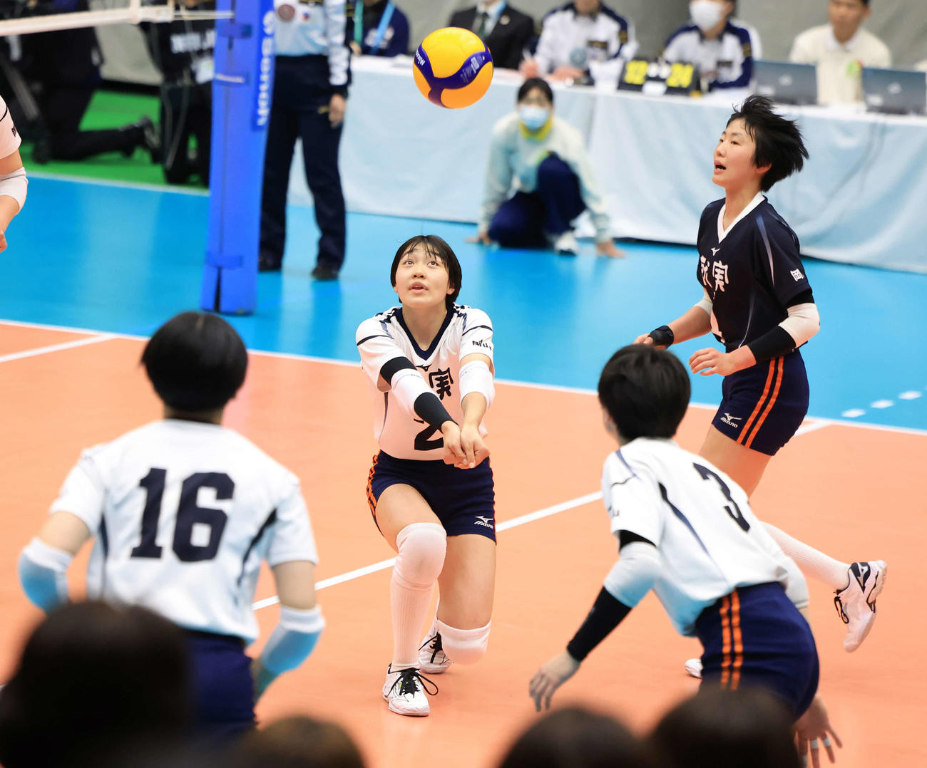 就実対高知中央　第1セット、レシーブする就実・河本（中央）（撮影・浅見桂子）