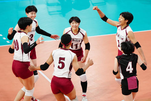 郡山女大付対下北沢成徳　第1セット、得点で喜ぶイェーモン（右後方）ら下北沢成徳の選手たち（撮影・江口和貴）