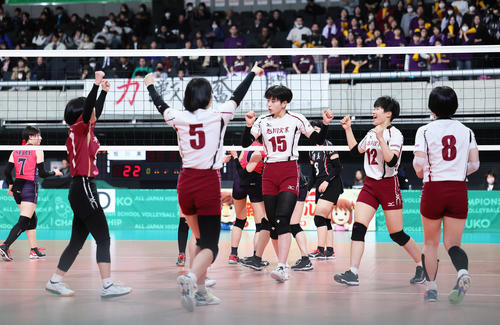旭川実対岐阜済美　第2S、得点を奪い喜ぶ旭川実（撮影・足立雅史）