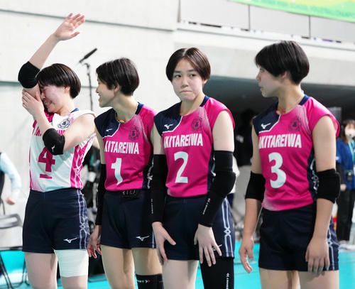 秋田令和対宮崎日大　試合後、涙を流す秋田令和・鈴木乃（左端）（撮影・江口和貴）