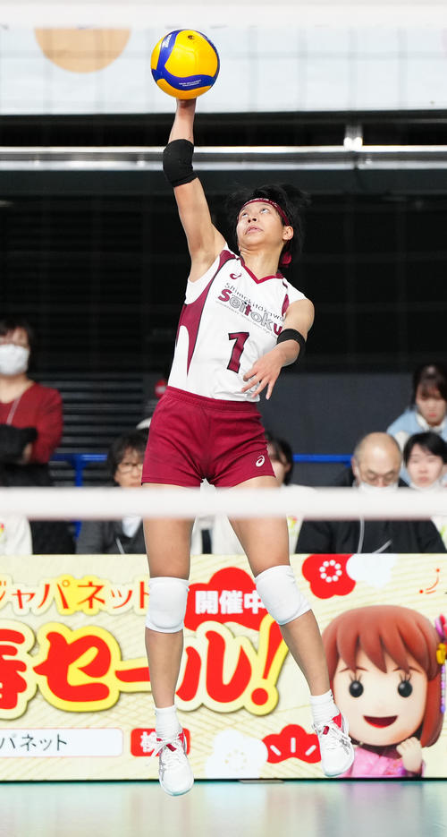 郡山女大付対下北沢成徳　第1セット、サーブを放つ下北沢成徳・イェーモン（撮影・江口和貴）