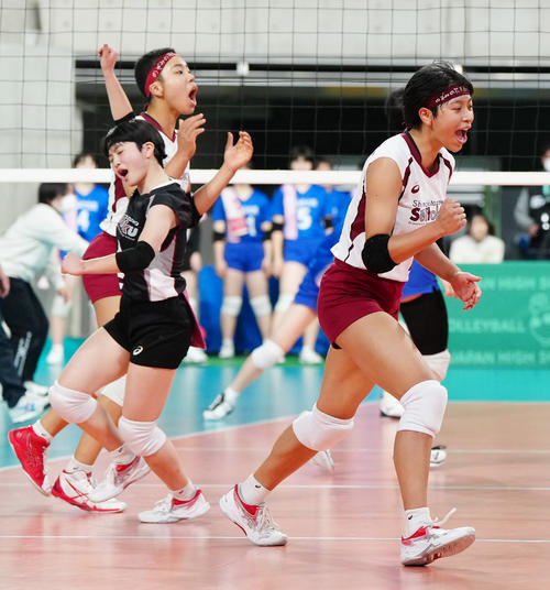 郡山女大付対下北沢成徳　第1セット、チーム得点でガッツポーズを見せる下北沢成徳・イェーモン（右）（撮影・江口和貴）