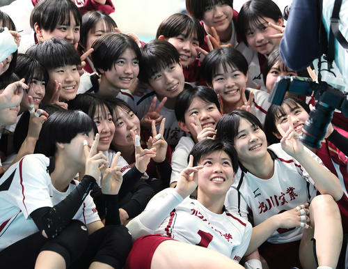旭川実対岐阜済美　勝利し、記念撮影に笑顔を見せる旭川実（撮影・足立雅史）