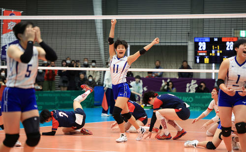 進徳女対京都橘　第3セット、大接戦を制し、ガッツポーズで喜ぶ山上（中央）ら進徳女の選手たち（撮影・浅見桂子）