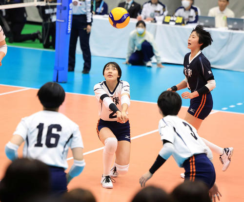就実対高知中央　第1セット、レシーブする就実・河本（中央）（撮影・浅見桂子）