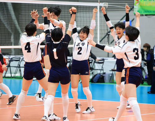 就実対高知中央　第1セット、ポイントを決め喜ぶ就実の選手たち（撮影・浅見桂子）