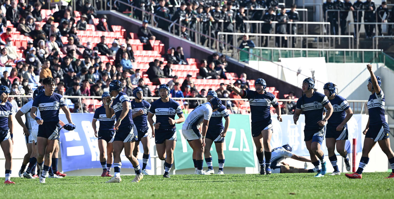 大阪桐蔭隊桐蔭学園　大阪桐蔭に勝利しガッツポーズで喜ぶ桐蔭学園の選手ら（撮影・和賀正仁）