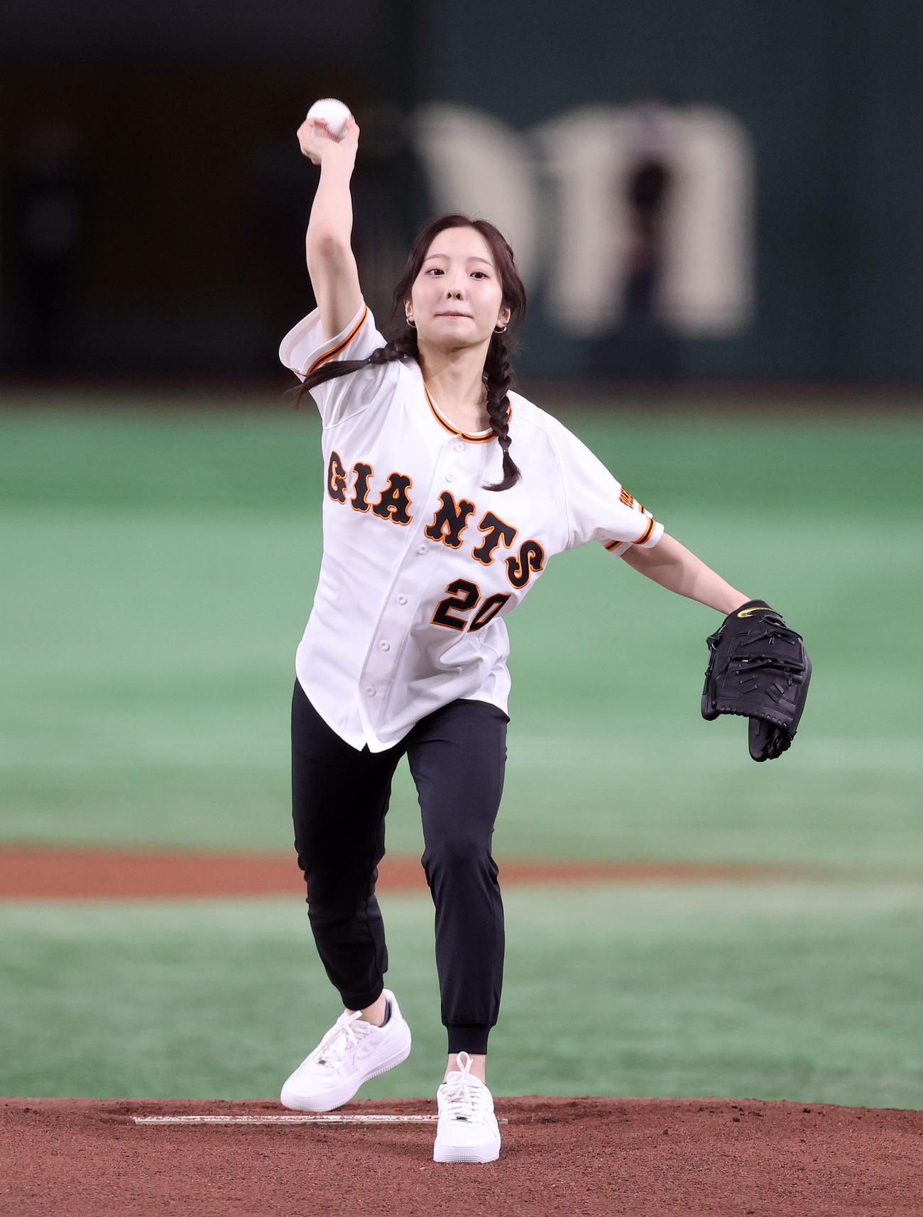 22年5月7日　巨人対ヤクルト　始球式をするフィギュアスケートの本田真凜