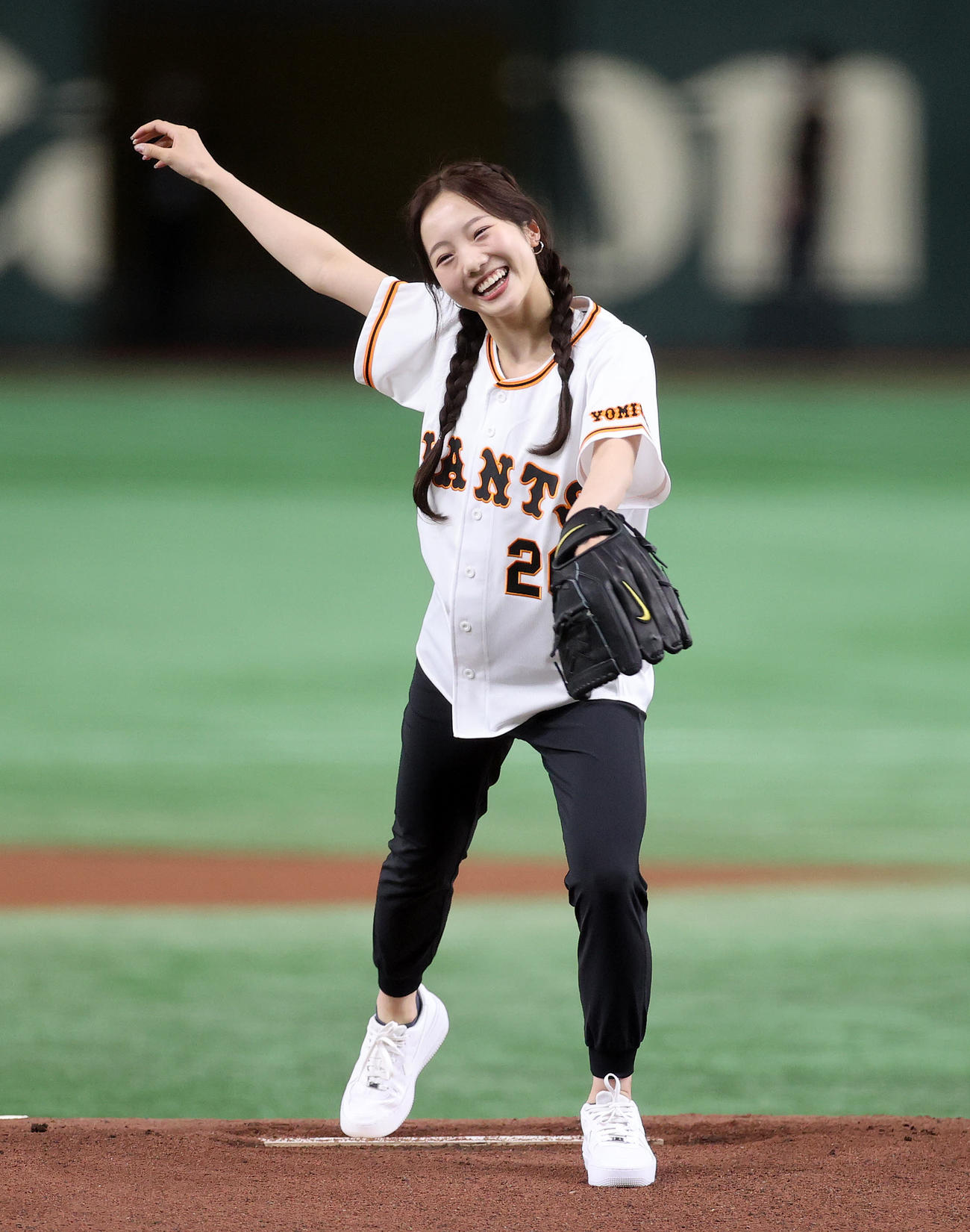 22年5月7日　巨人対ヤクルト　始球式をするフィギュアスケートの本田真凜（撮影・鈴木正人）