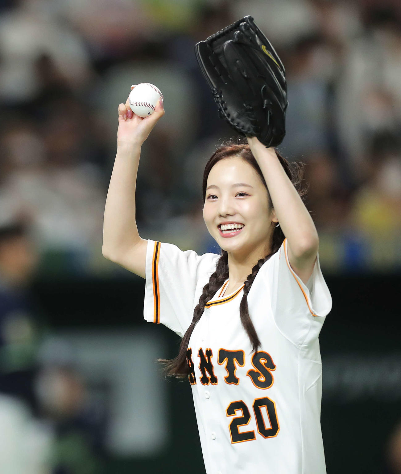 22年5月7日　巨人対ヤクルト　試合開始前、始球式を終え、笑顔で手を振る本田
