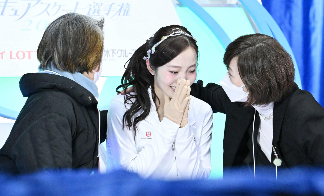 23年12月22日、フィギュア全日本選手権　女子SPの演技を終え感極まる本田（中央）