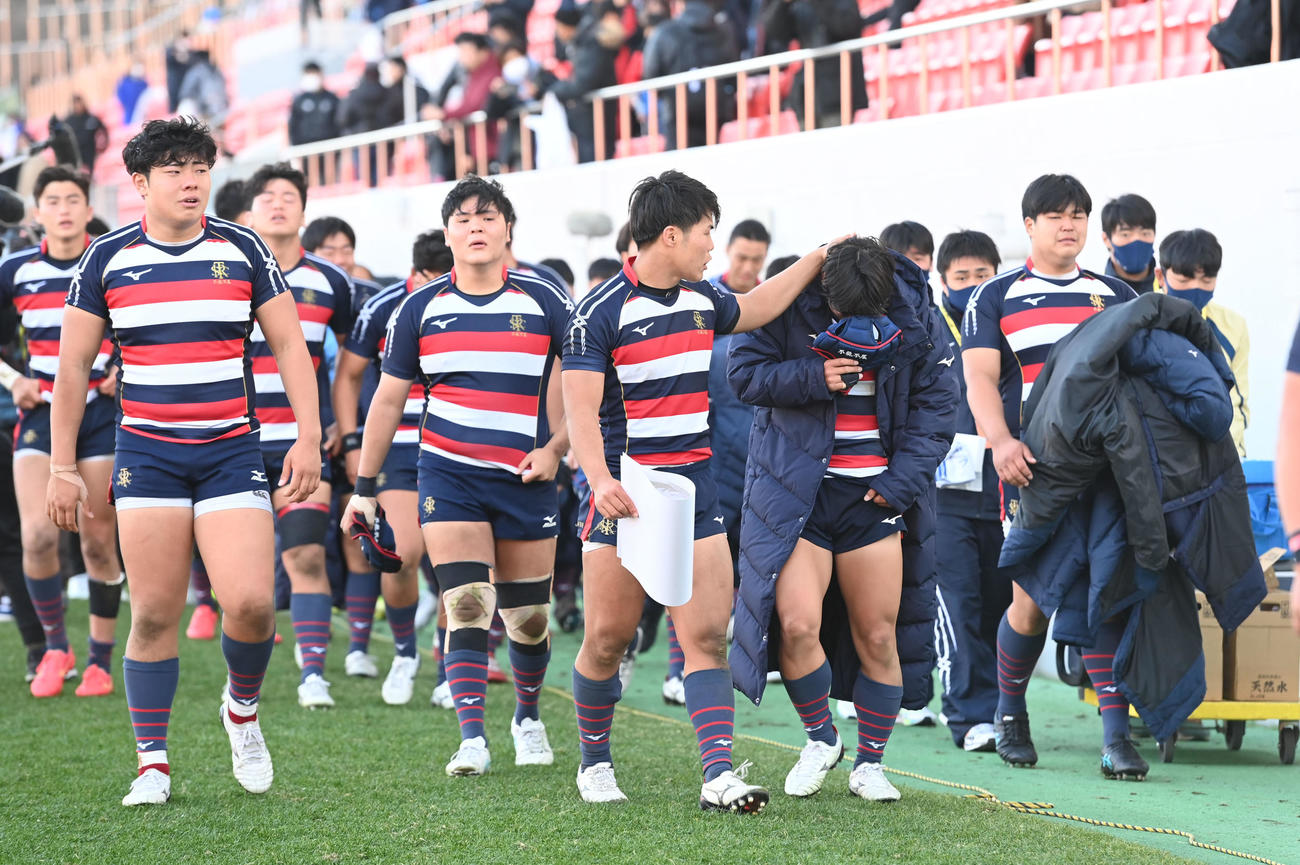 東福岡対佐賀工　東福岡に敗れ引き揚げる佐賀工の選手ら（撮影・和賀正仁）