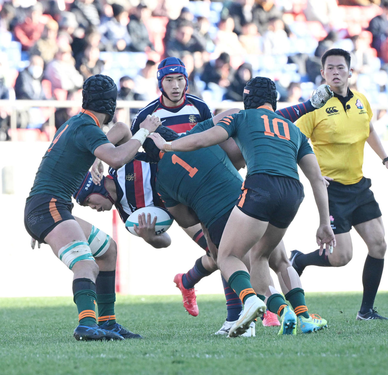 東福岡対佐賀工　後半、東福岡の激しいタックルを受ける佐賀工CTB大和（撮影・和賀正仁）
