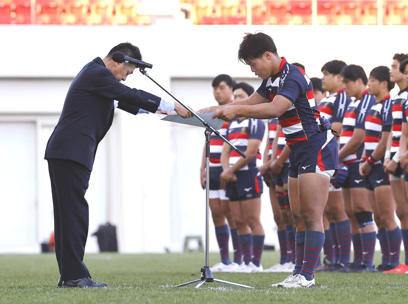 東福岡対佐賀工　3位表彰を受ける佐賀工・大和（撮影・藤尾明華）